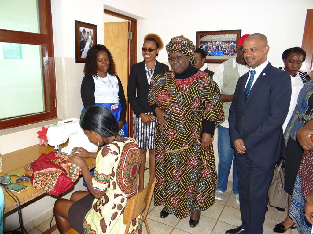 La première dame du Mozambique, Madame Isaura Nyusi, visite le centre DREAM et le centre nutritionnel de Matola